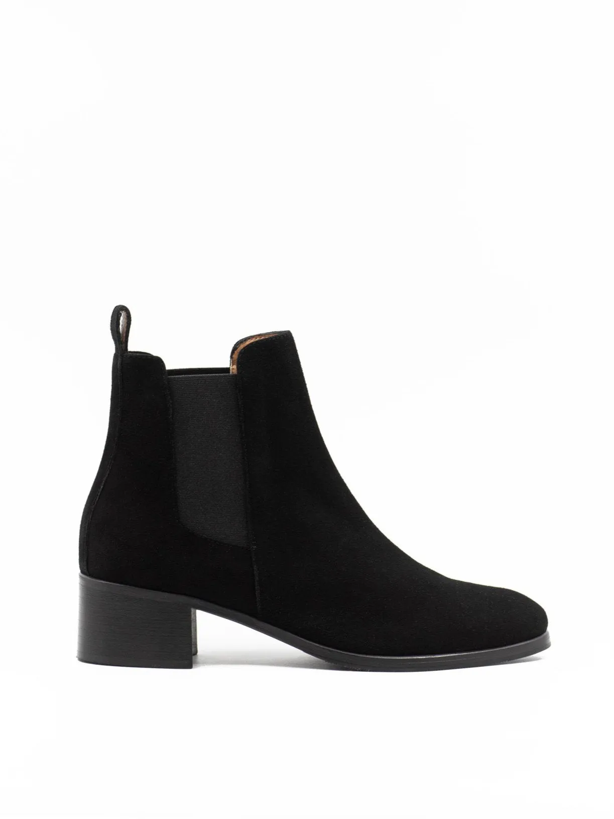 Heeled Chelsea boots in black suede